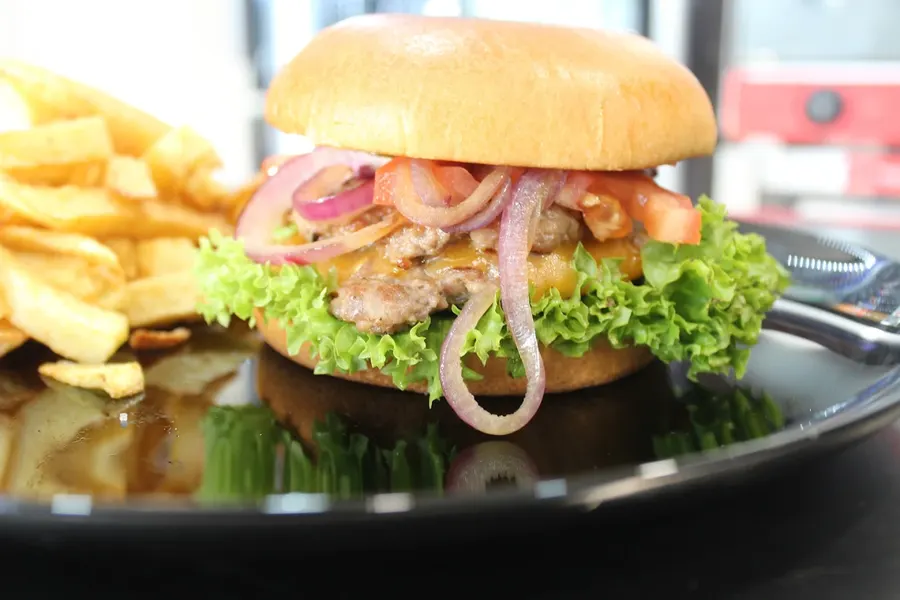 Burger cu ceapă roșie și salată