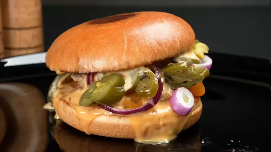 Burger de vită cu cheddar topit și jalapeño