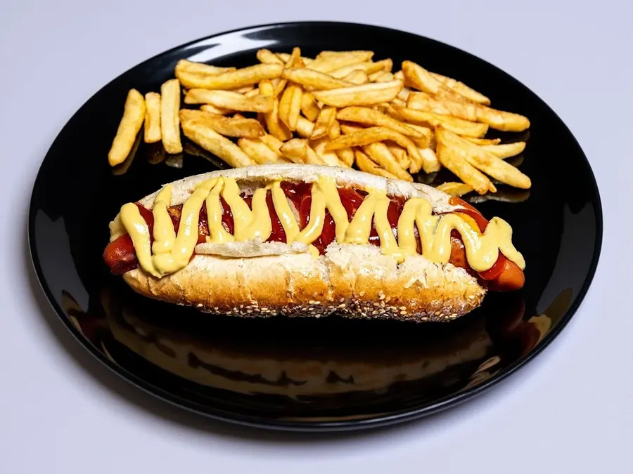Hot dog cu ketchup și muștar, cu cartofi