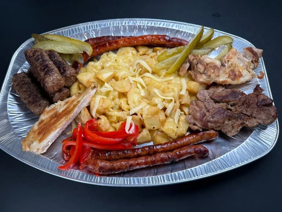 Platou cu mici, cârnăciori, ceafă și cartofi